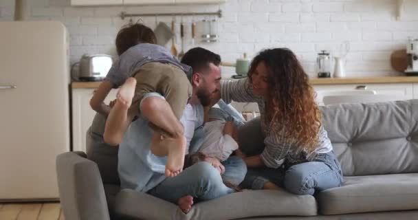 Heureuse famille de quatre personnes jouissant de temps libre à la maison . — Video