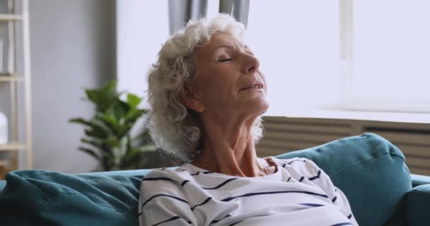 Vreedzame volwassen gepensioneerde vrouw ademt frisse lucht volle borsten. — Stockvideo