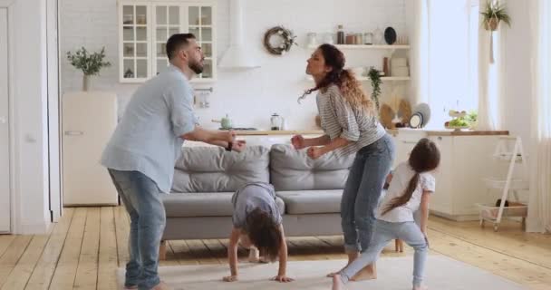 Feliz pareja despreocupada bailando junto con dos niños pequeños . — Vídeos de Stock