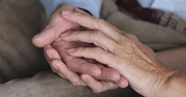 Empathisches älteres Familienpaar streicht sich gegenseitig die Hände. — Stockvideo