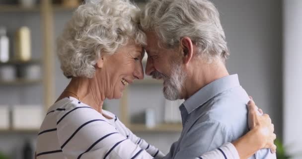 Feliz amante de mediana edad familia pareja abrazos tocando la frente . — Vídeo de stock