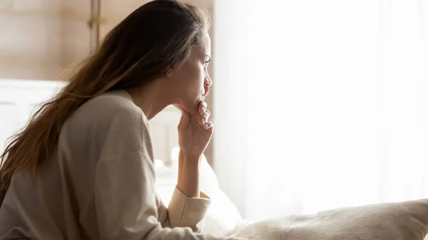 Pensive mladá žena hledat v dálce myšlení na problémy — Stock fotografie