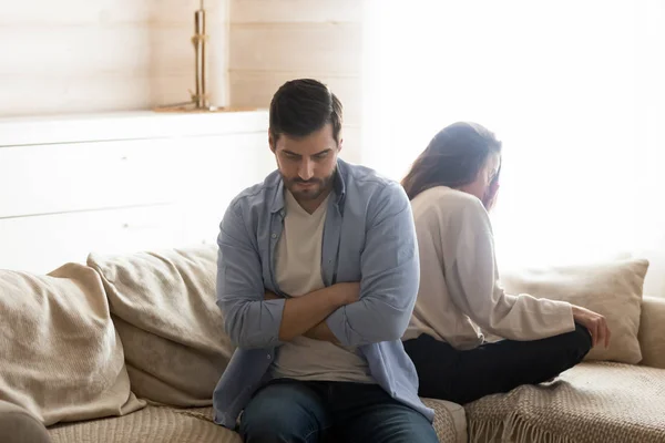 Boos jong paar vermijden praten na gevecht — Stockfoto