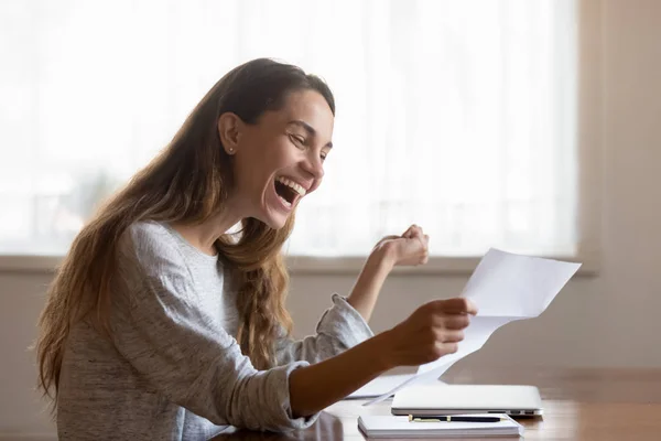 Overjoyed young woman excited with good news in letter — Stock Photo, Image