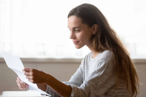 Jonge vrouw zitten aan tafel lezen post brief thuis — Stockfoto