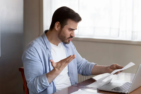 Frustrated man shocked by bad news in mail correspondence — Stock Photo, Image