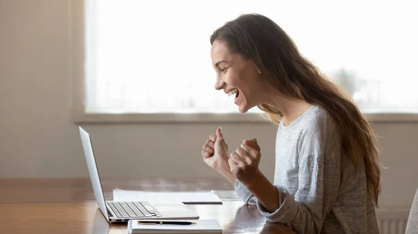 Excited young woman triumph reading good news online — Stock Photo, Image
