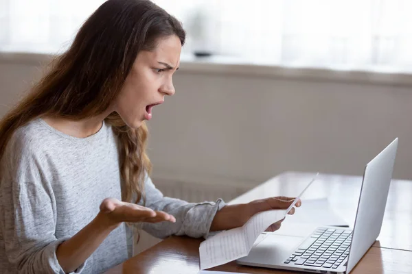 Shocked young woman read band news in letter at home — Stock Photo, Image