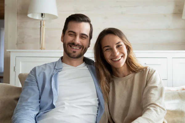 Lächelndes junges Paar spricht auf Videoanruf nach Hause — Stockfoto