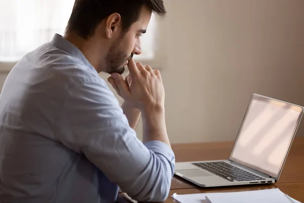 Pensive regard masculin à l'écran d'ordinateur portable pensée prise de décision — Photo