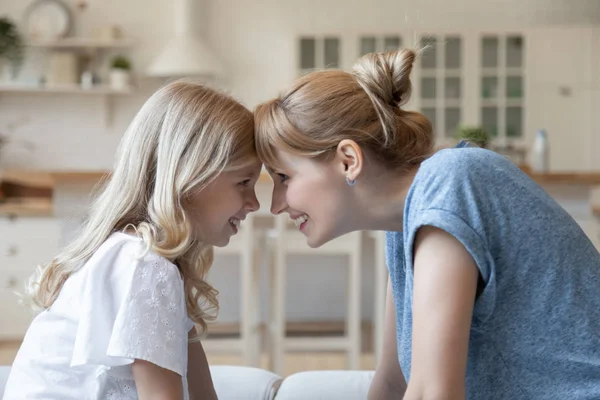 Feliz mamá y su pequeña hija disfrutan de un momento dulce en casa — Foto de Stock