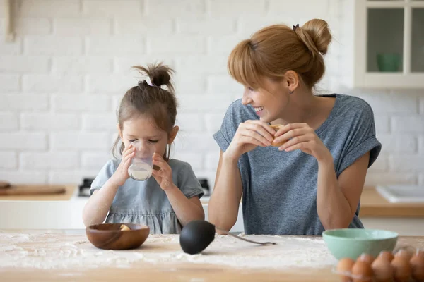 Happy mom and little daughter enjoy weekend in home kitchen — 图库照片