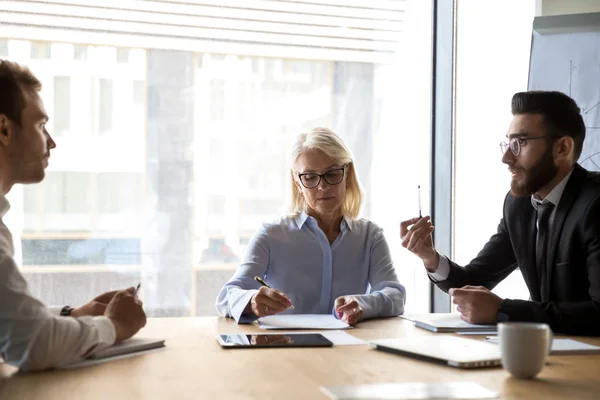 Multinationaler Geschäftspartner verhandelt am Schreibtisch im Konferenzraum — Stockfoto