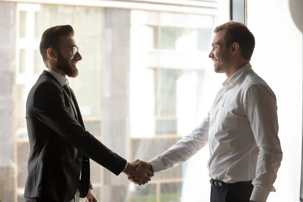 Zakenpartner diverse zakenmannen begroeten elkaar hand schudden — Stockfoto