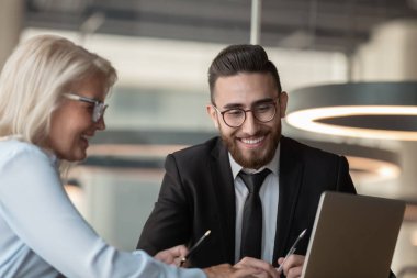 European manager consulting arabian client using computer process provide information