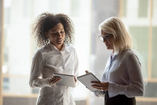 Diverse female colleagues talking making last preparations before start negotiations — Stock Photo, Image