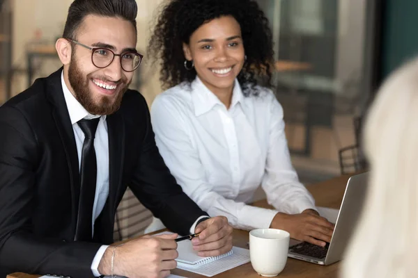 Diverse mensen onderhandelen over focus op teamleider Arabische zakenman — Stockfoto