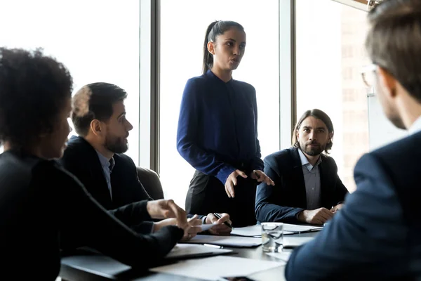 Attractive businesswoman lead speaks in boardroom at meeting. — Stockfoto