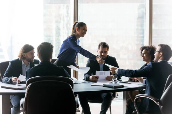 Gelukkige zakenvrouw manager geeft handout in bestuurskamer op vergadering. — Stockfoto