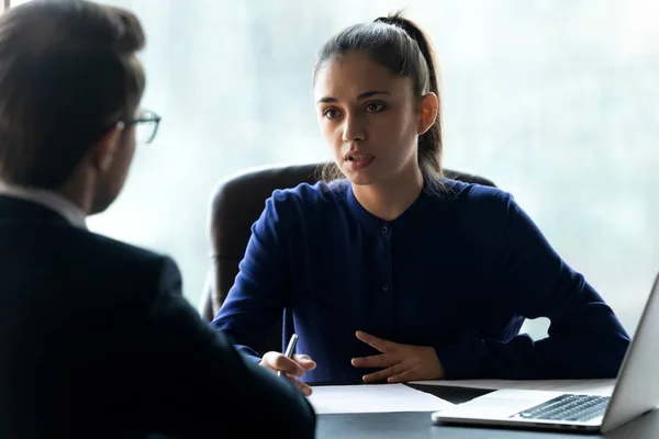 Atractiva empresaria hr entrevistando a nuevo solicitante utilizando cv y portátil . — Foto de Stock