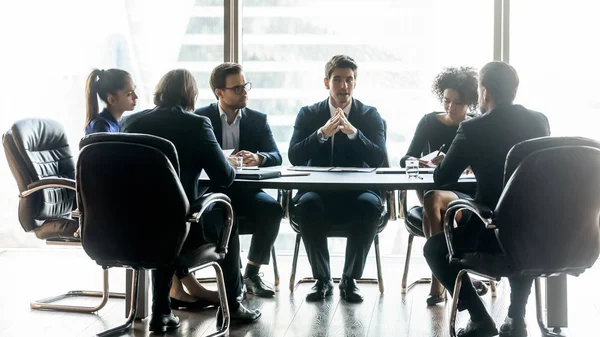 Empresario seguro habla diversos empleados sobre el proyecto . —  Fotos de Stock