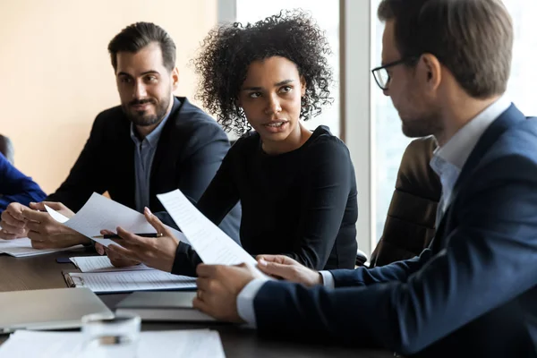 Afrikaanse amerikaanse mentor zakenvrouw begeleidt in bestuurskamer op vergadering. — Stockfoto