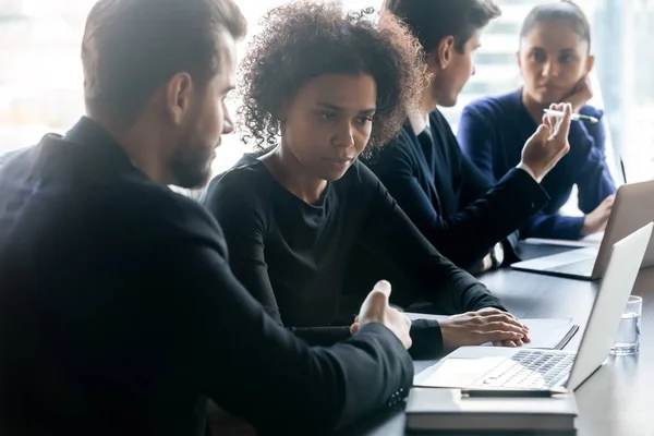 Empresario y empresaria afroamericana hablando en la sala de juntas en la reunión . — Foto de Stock