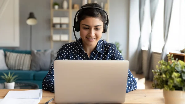 Smiling millennial ethnic female watch webinar on computer — Stockfoto