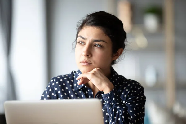 Umsichtiger ethnischer Frauenblick bei der Entscheidungsfindung — Stockfoto