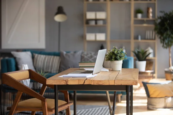 Accogliente posto di lavoro domestico con tavolo moderno in legno — Foto Stock