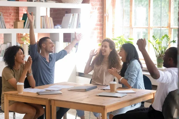 Emocionados diversos estudiantes o empleados celebrando el éxito, divirtiéndose — Foto de Stock