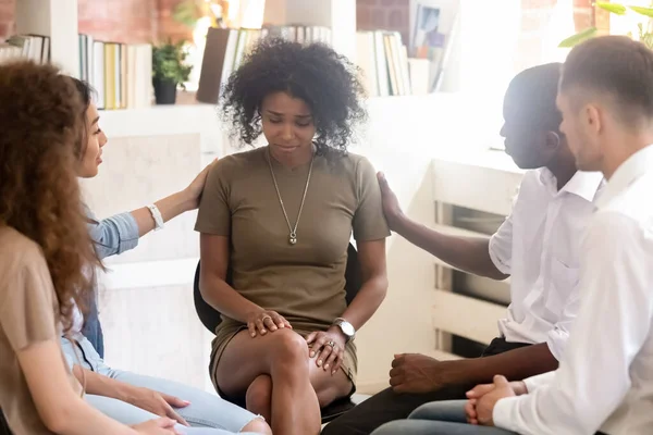 Diversas personas apoyan a la mujer afroamericana en la sesión de terapia — Foto de Stock