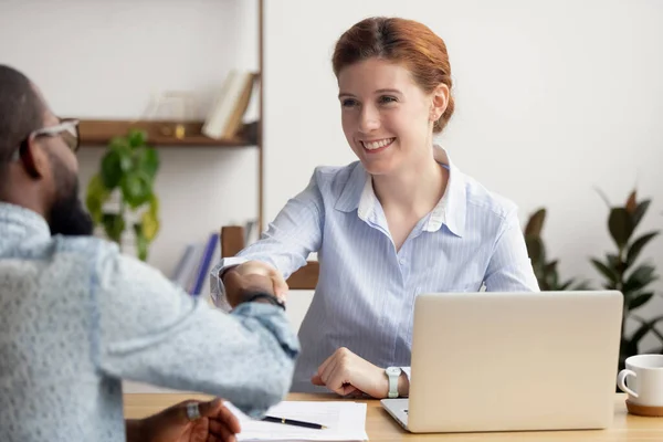 Smiling hr manager shaking hand of African American job applicant — Stock Photo, Image