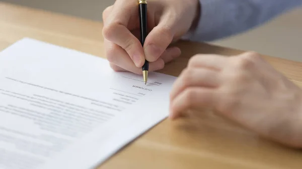 Close up businesswoman signing contract, putting signature on document — Stockfoto