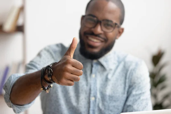 Close up satisfeito sorrindo afro-americano homem mostrar polegares para cima — Fotografia de Stock