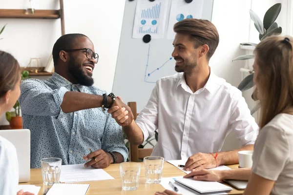 Empresário afro-americano sorridente apertando a mão do parceiro de negócios — Fotografia de Stock