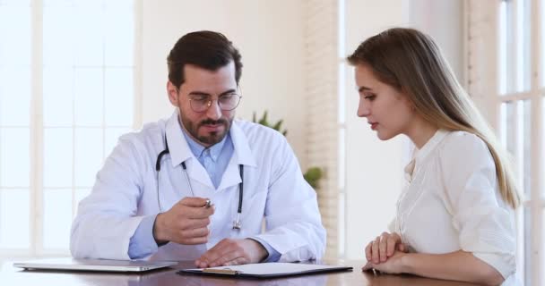 Feliz joven adulto mujer paciente firmar documento médico apretón de manos médico — Vídeo de stock