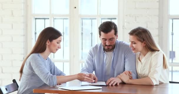 Happy couple clients signing contract buy real estate handshake broker — Αρχείο Βίντεο