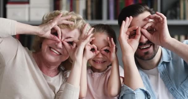 Divertente famiglia multigenerazionale fare binocolo ridere guardare la fotocamera — Video Stock