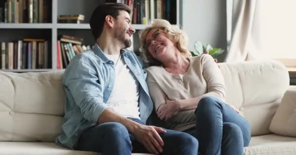 Alegre 2 gerações família falando rindo ligação sentar no sofá — Vídeo de Stock