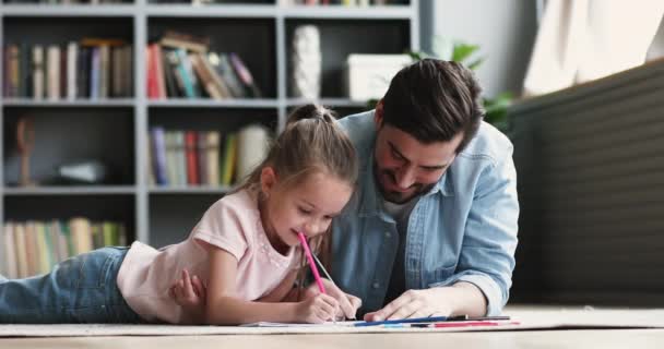 Papá cariñoso ayuda linda hija dibujar juntos disfrutar de hobby creativo — Vídeos de Stock