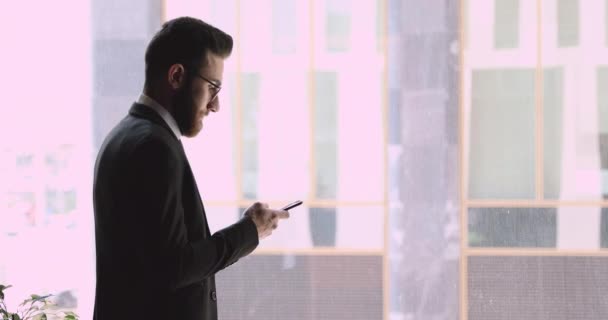 Oriente Medio concentrado etnia millennial hombre de negocios hablando por teléfono móvil . — Vídeos de Stock