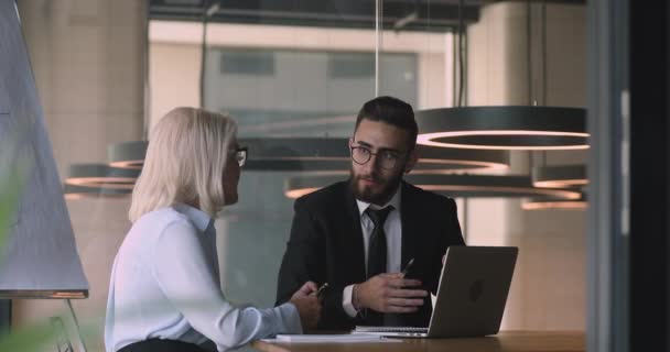 Sorrindo jovem masculino árabe consultor financeiro consultoria de meia-idade empresária . — Vídeo de Stock