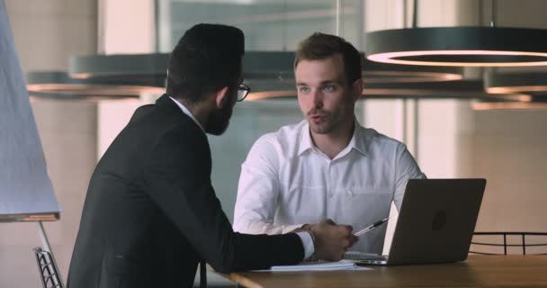 Bank worker explaining deal benefits to focused arabic businessman. — 图库视频影像