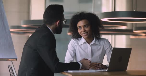 Jeune homme d'affaires d'origine ethnique du Moyen-Orient serrant la main à une femme d'affaires africaine . — Video