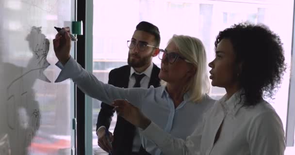 Líder feminina de meia-idade focada trabalhando com funcionários multirraciais motivados . — Vídeo de Stock