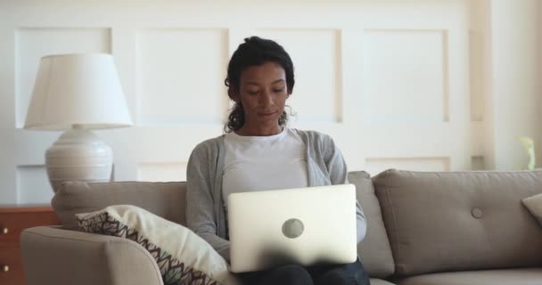 Niña afroamericana concentrada estudiando en cursos educativos en línea . — Vídeos de Stock