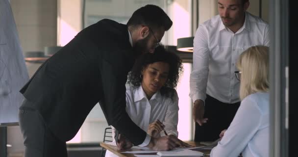 Focused arab team leader discussing first project results with colleagues. — Stock videók