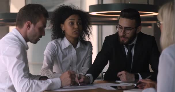 Multiracial company employees developing growth strategy at brainstorming meeting. — Stock video