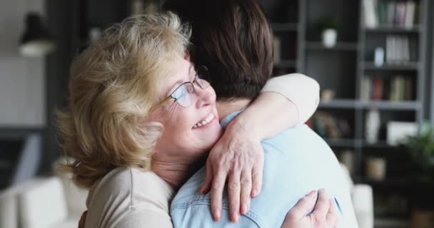 Cura matura vecchia mamma abbracciando figlio adulto esprimendo amore madri — Video Stock